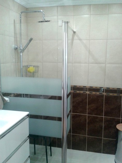 BADEZIMMER-RENOVIERUNG. DUSCHE MIT ABFLUSS IN WAND BADEZIMMER-RENOVIERUNG. DUSCHE MIT ABFLUSS IN WAND